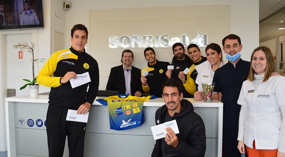 El equipo de balonmano Villa de Aranda visita Sonrisalud
