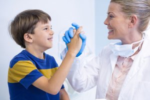 a qué edad deben ir los niños por primera vez al dentista - Sonrisalud