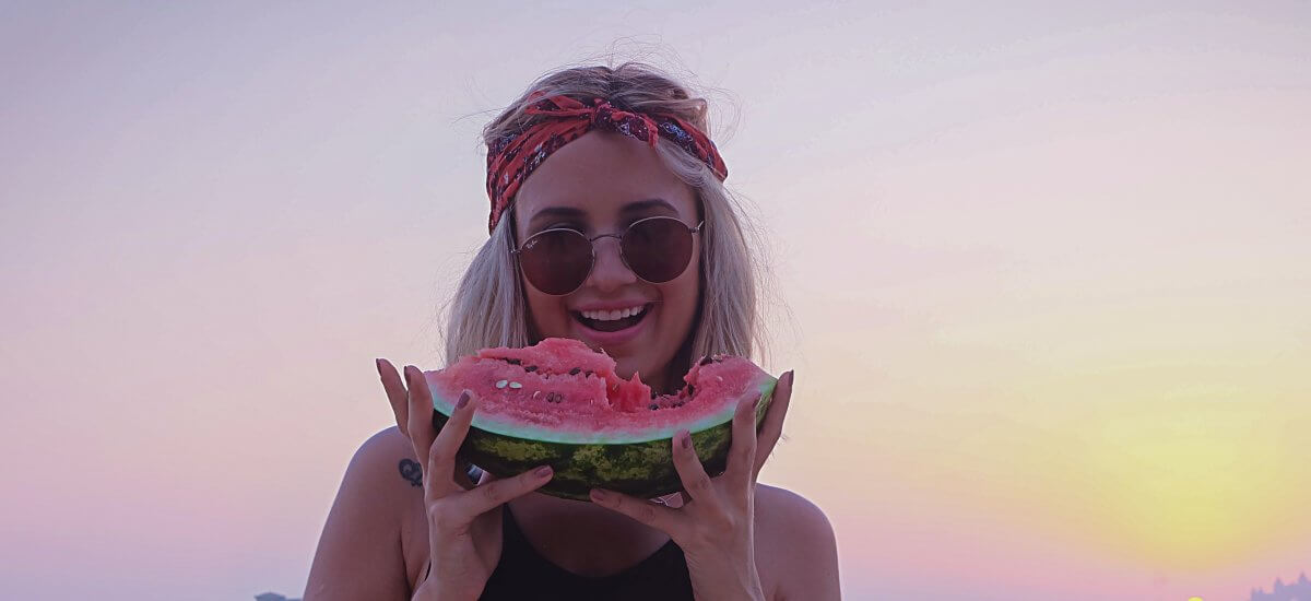 Los 5 alimentos que cuidan tus dientes en verano