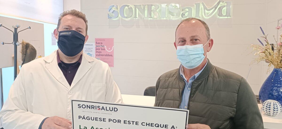 El presidente de la Asociación Española Contra el Cáncer visita la clínica Sonrisalud en Burgos